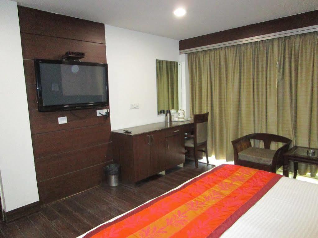 Fabhotel Admire Suites New Delhi Buitenkant foto